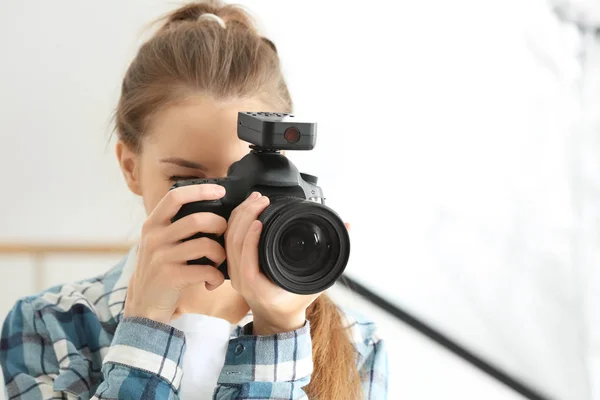 Jovem Fotógrafa Trabalhando Estúdio — Fotografia de Stock