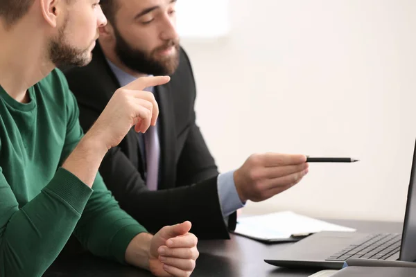 Uomo Affari Consulenza Giovane Carica — Foto Stock