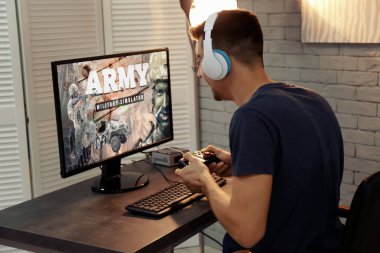Evde Video Oyunları Oynayan Genç Adam