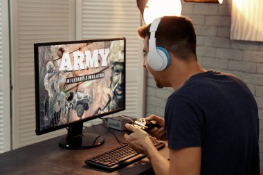 Evde Video Oyunları Oynayan Genç Adam