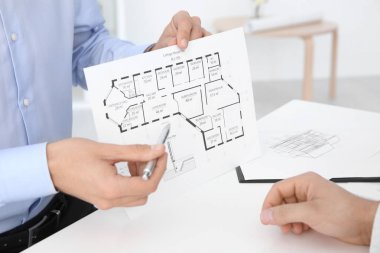 Emlakçı gösteren planı apartman müşteri ofiste