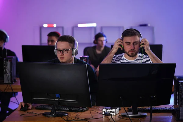 Young People Playing Video Games Tournament — Stock Photo, Image