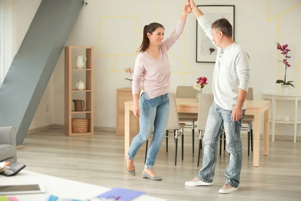 Preciosa Pareja Bailando Juntos Casa — Foto de Stock