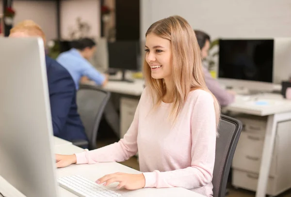 Giovane Donna Che Lavora Ufficio Moderno — Foto Stock