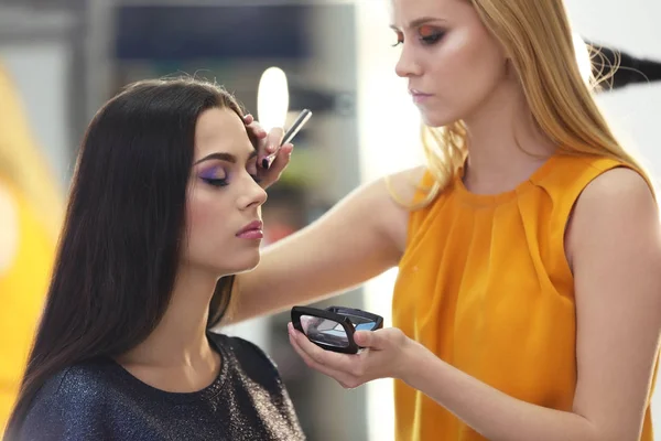 Professional Makeup Artist Working Young Model Salon — Stock Photo, Image