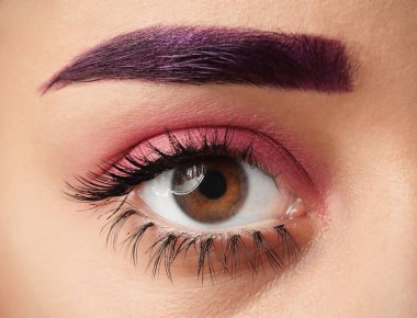 Boyalı kaş ve yaratıcı makyaj, closeup olan kadın