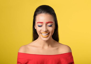 Boyalı kaşlar ve yaratıcı makyaj renk arka plan üzerinde olan kadın