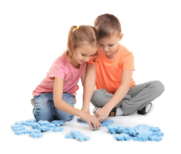 Schattige Kleine Kinderen Spelen Met Puzzel Witte Achtergrond — Stockfoto