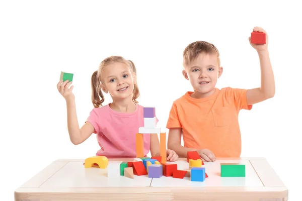 Schattige Kleine Kinderen Spelen Met Bouwstenen Aan Tafel Witte Achtergrond — Stockfoto