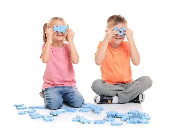 Schattige Kleine Kinderen Spelen Met Puzzel Witte Achtergrond — Stockfoto