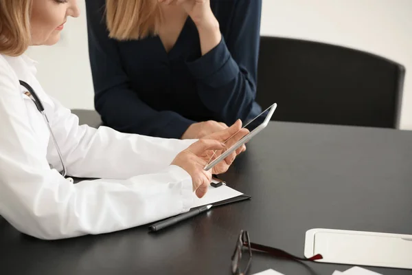 Female Doctor Consulting Young Patient Clinic — Stock Photo, Image