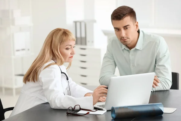 Female Doctor Consulting Young Patient Clinic — Stock Photo, Image