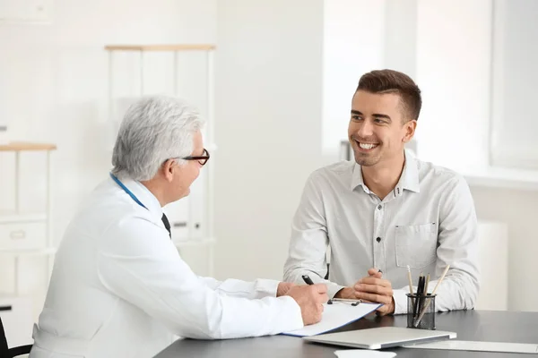 Male Doctor Consulting Patient Clinic — Stock Photo, Image