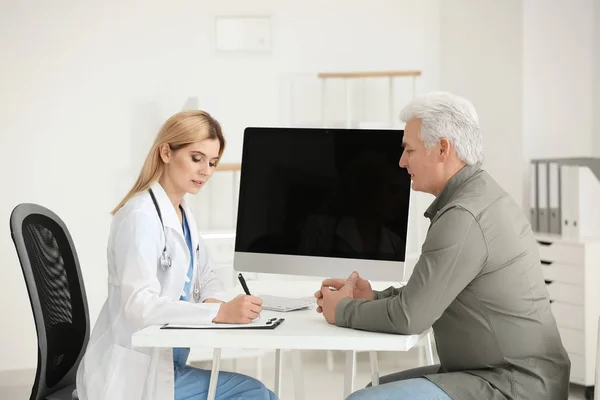 Female Doctor Consulting Senior Patient Clinic — Stock Photo, Image