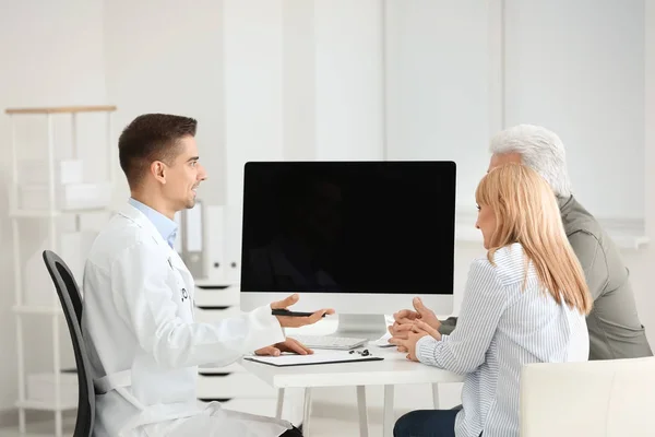 Médico Masculino Consultoria Casal Sênior Clínica — Fotografia de Stock