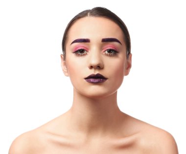 Boyalı kaşlar ve beyaz arka plan üzerinde yaratıcı makyaj genç kadınla