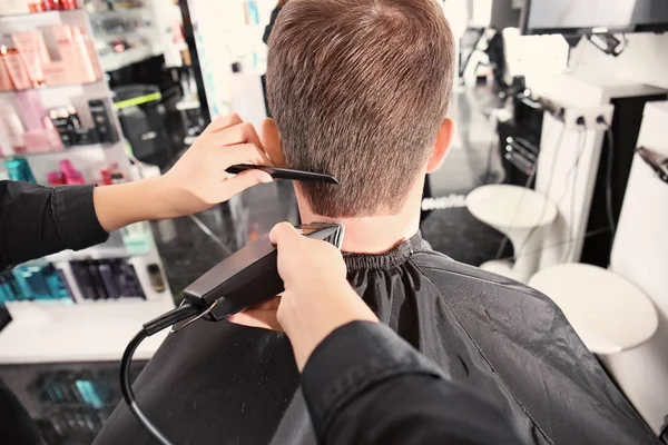 Επαγγελματίας Στυλίστας Που Κόβει Μαλλιά Του Πελάτη Στο Σαλόνι Κοντινό — Φωτογραφία Αρχείου