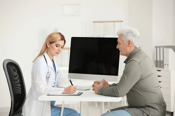 Medico Donna Che Consulta Paziente Anziano Clinica — Foto Stock