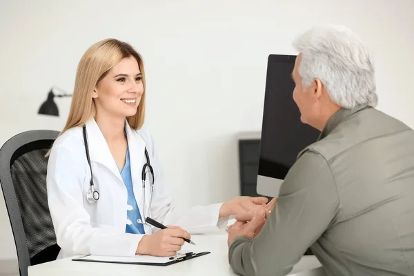 Female Doctor Consulting Senior Patient Clinic — Stock Photo, Image