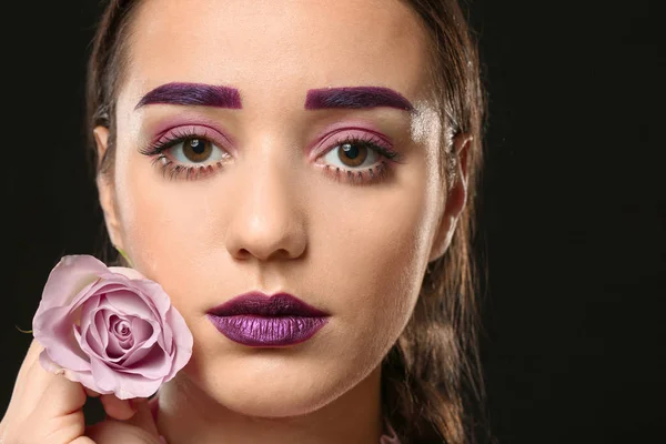 Giovane Donna Con Sopracciglia Tinte Trucco Creativo Sfondo Nero — Foto Stock