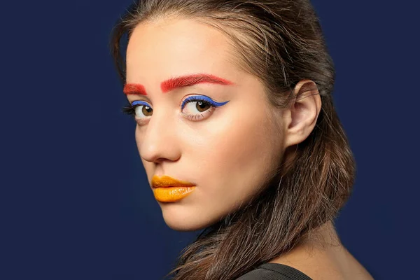 Ung Kvinna Med Färgat Ögonbrynen Och Kreativa Makeup Mörk Bakgrund — Stockfoto