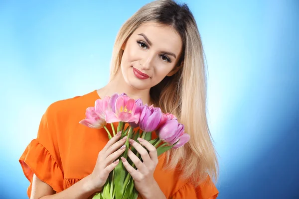 Portrét Krásné Usmívající Žena Kyticí Tulipánů Barvu Pozadí — Stock fotografie