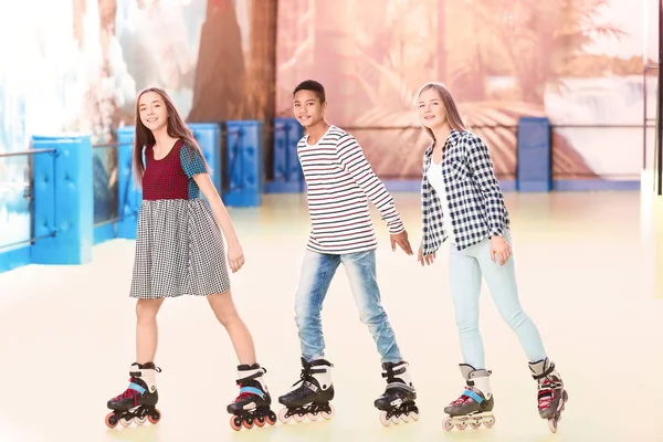 Grupo Adolescentes Pista Patinaje —  Fotos de Stock