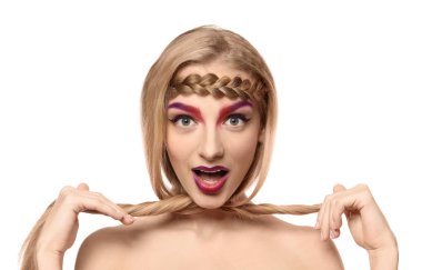 Beyaz zemin üzerine boyalı kaşlar olan kadın