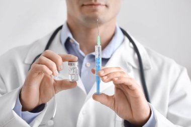 Doktor şırınga ve şişe, closeup ile. Aşı günü