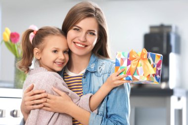 Annesi evde tebrik sevimli küçük kız portresi