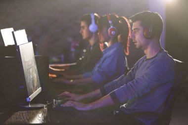 Gençler turnuvada video oyunları oynuyorlar