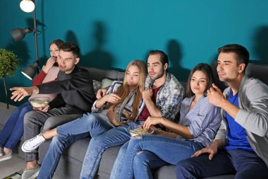 Genç insanlar geceleri ev sinema film izlemek