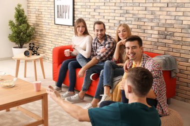 Genç insanlar izliyor ve ev sinema filminde tartışıyor