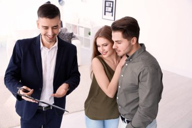 Emlakçı ile müşteri yeni evde