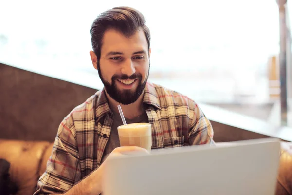 Yakışıklı Trendy Hipster Kafede Dizüstü Kullanarak Kahve Içmek Kadeh Ile — Stok fotoğraf