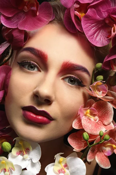 Jovem Com Sobrancelhas Tingidas Cercada Por Flores — Fotografia de Stock