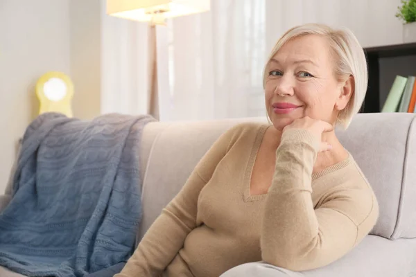 Portret Van Mooie Rijpe Vrouw Rust Thuis — Stockfoto