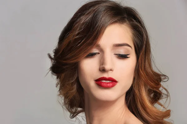 Mujer Joven Con Maquillaje Elegante Pestañas Largas Sobre Fondo Gris — Foto de Stock