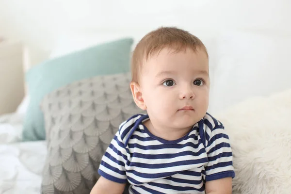 Bebê Bonito Terno Corpo Listrado Dentro Casa — Fotografia de Stock