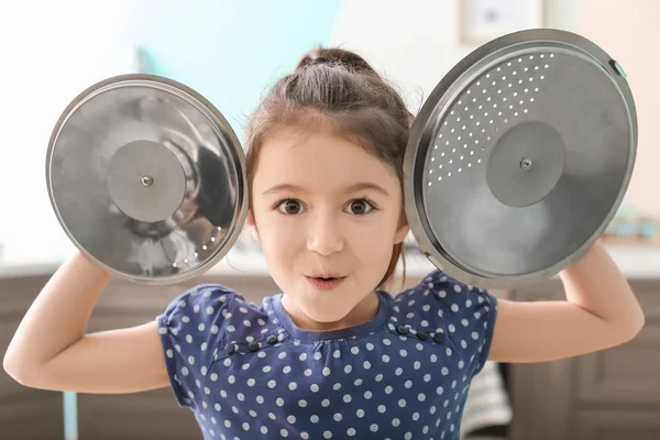 Linda Niña Jugando Con Tapas Cacerola Como Platillos Cocina — Foto de Stock