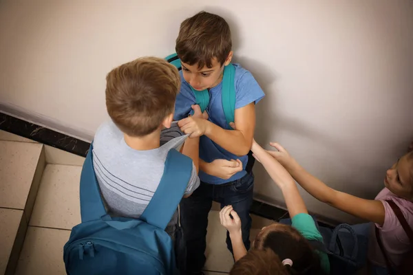 Kleine Kinder Schikanieren Mitschüler Haus — Stockfoto