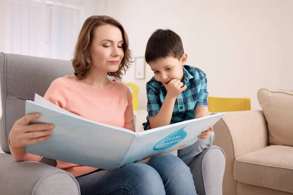 Anak Kecil Yang Lucu Dengan Ibunya Membaca Buku Rumah — Stok Foto