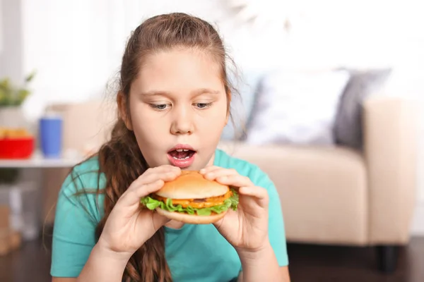 Overgewicht Meisje Binnenshuis Hamburger Eten — Stockfoto