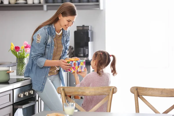 Menina Bonito Cumprimentando Sua Mãe Casa — Fotografia de Stock