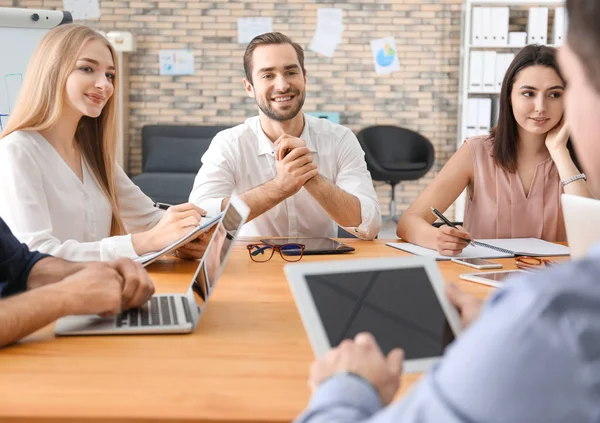 Gruppe Von Menschen Mit Business Trainer Beim Management Seminar — Stockfoto