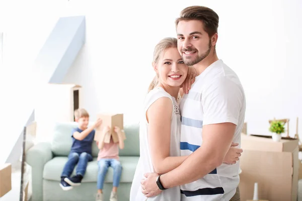 Junges Paar Und Kinder Spielen Mit Umzugskartons Hintergrund Glückliche Familie — Stockfoto