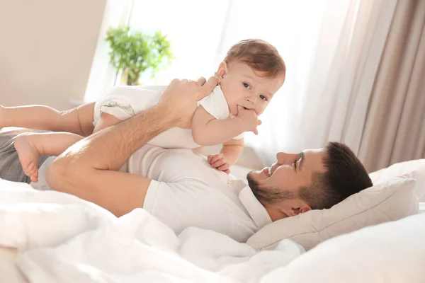 Νέος Μπαμπάς Παίζει Τον Μικρό Γιο Του Στο Κρεβάτι Στο — Φωτογραφία Αρχείου