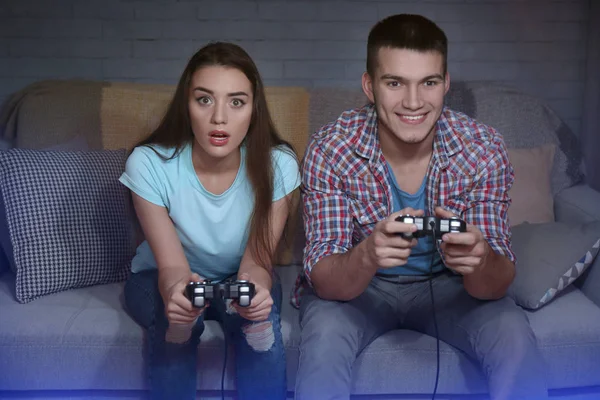 Emotionele Paar Zittend Bank Afspelen Van Video Game Thuis — Stockfoto