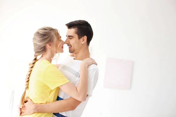 Bonito Jovem Casal Dançando Luz Fundo — Fotografia de Stock