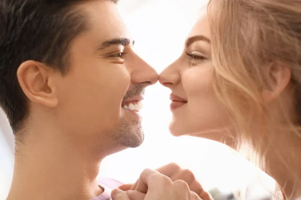 Linda Pareja Joven Bailando Sobre Fondo Claro — Foto de Stock